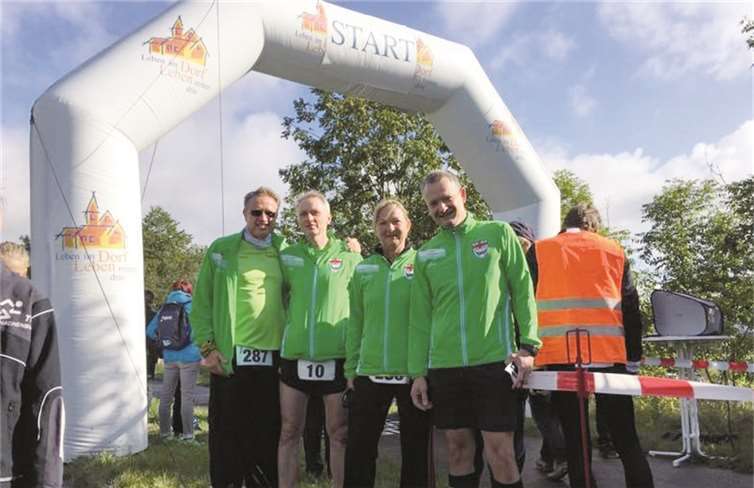Klaus Müssenich, Udo Knickelmann, Almuth Sax und Stefan Gangeler in neuen Laufjacken beim Straßenlauf in Wallmerod.