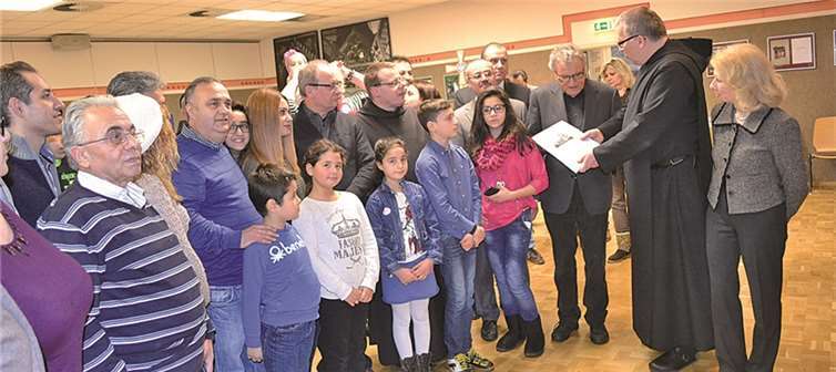 Klaus Neufang freute sich, für die Ökumenische Flüchtlingshilfe die Spende aus den Händen von Pater Johannes Naton entgegennehmen zu können. privat