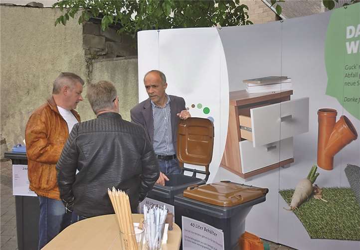 Klaus-Peter Elzer (r.), Umweltberater der Kreislaufwirtschaft, steht den Besuchern Rede und Antwort und erklärt so auch die Zuteilung der neuen Behälter und was in welchen Abfallbehälter gehört.  MYK