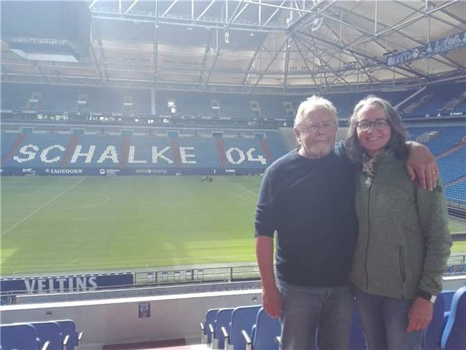 Klaus-Peter Schmelter in der Schalke-Arena mit Ehefrau Birgit. Foto: privat