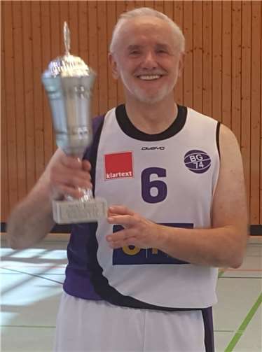 Klaus-Peter Schmitt mit dem Siegerpokal.privat