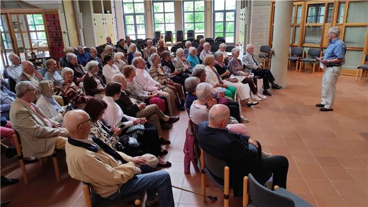 Klaus-Peter Treche, 2. Vorsitzender des Bürgervereins Meckenheim e.V. begrüßt die Zuhörerinnen und Zuhörer und stellt Herrn Chaimovich vor. Fotos: Bürgerverein Meckenheim e.V.