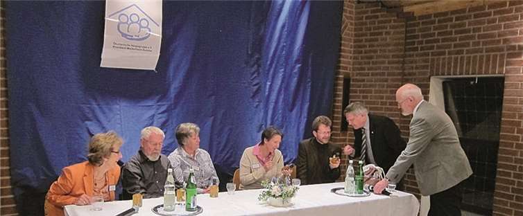 Klaus-Peter Treche, 2. Vorsitzender des Bürgervereins, dem an diesem Abend „Ein Licht aufging“ und den einige Worte betroffen machten, überreichte eine flüssige Spezialität mit den Worten „Das ist für ein bisschen mehr Himmel auf Erden!“ V.l.: Christiane Busacker, Helmut Andres, Sybille Grabolle, Claudia Wilmers, Prof. Lukas Radbruch, Klaus-Peter Treche und Pfarrer Mathias Mölleken.privat