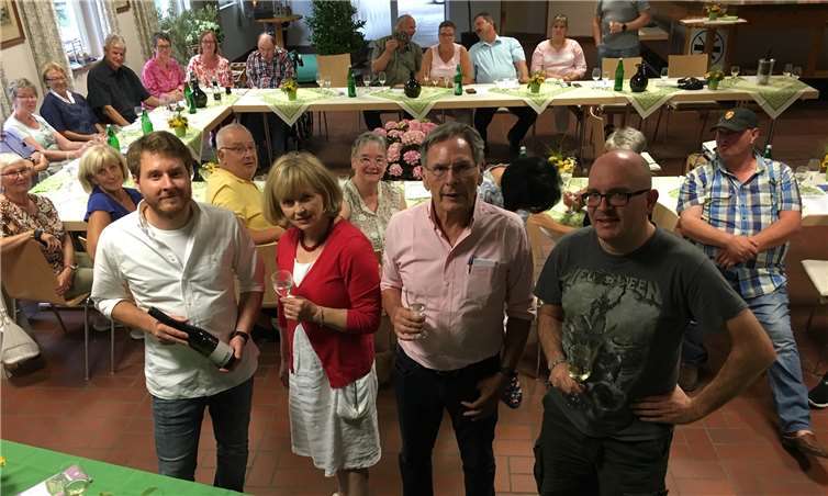 Klaus-Peter und Barbara Klein mit ihrem Sohn Felix hatten zu einer Weinprobe in die Schützenhalle an der Katzenschleife eingeladen. Foto: privat