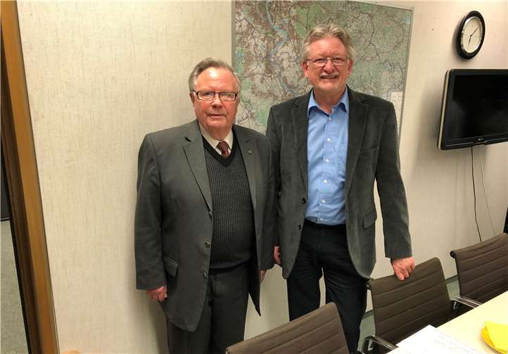 Klaus Reker (links) wurde von dem Fraktionschef Karl-Heinz Lamberty (rechts) aus den Reihen der Fraktionsmitglieder verabschiedet. privat