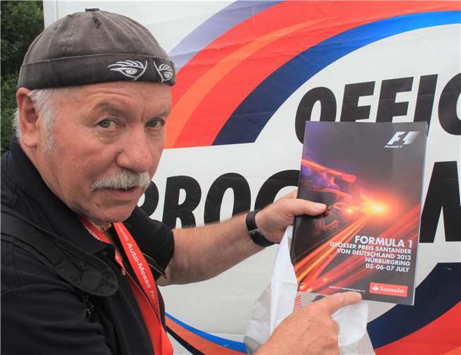Klaus Ridder mit dem Programmheft des letzten Formel-1 Rennens in der Eifel.