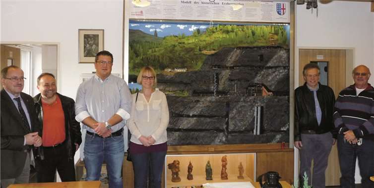 Klaus Sander (r.) und Ingo Sander (3.v.l. mit Ehefrau) präsentieren ihr 500-Stunden-Kunstwerk und fanden Anerkennung und Dank bei (v.l.) VBM Gerd Heilmann sowie BM Alfred Schomisch und Dr. Volker Reppke (1. Und 2. Vorsitzender des Fördervereins „Grube Bendisberg“).VG Vordereifel -Simon-