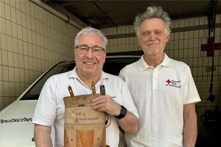 Klaus Schneider (li.) und Herbert Reuter (re.) vom DRK-OV Niederzissen waren 1985 beim ersten Rock am Ring im Einsatz. Damals noch mit kleiner Verbandtasche zum Umhängen. Foto: Astrid Zens / DRK-Kreisverband Ahrweiler e.V.
