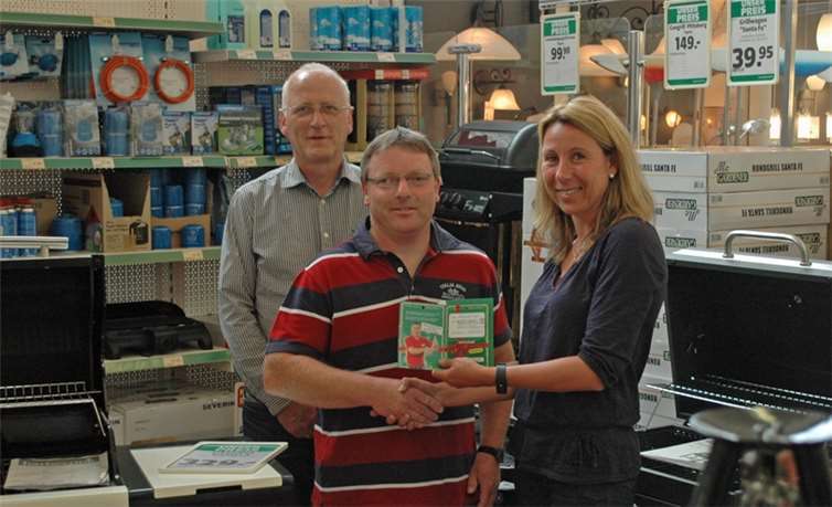 Klaus Seiwert, Manfred Nett und Peggy Deutschmann (von links) bei der Gewinnübergabe im Hagebaumarkt. BL
