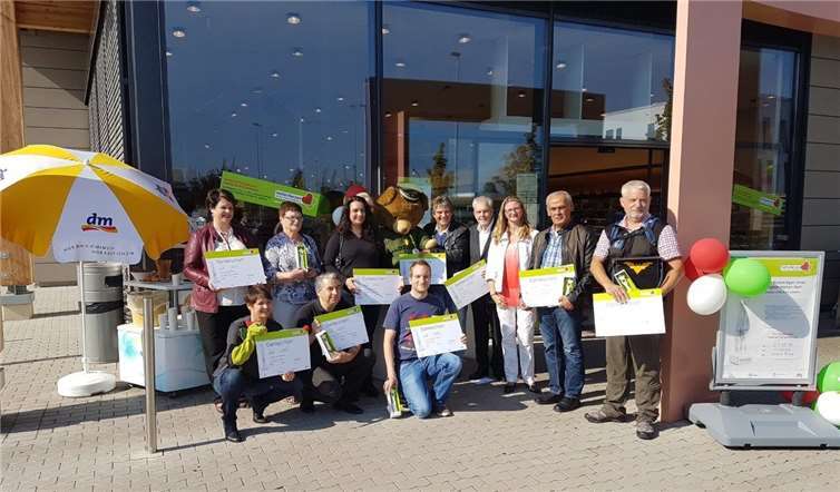 Klaus Severin, Leiter des Projekts (4.v.r.) nahm den Scheck über 1000 Euro sowie den Preis freudig entgegen. dm-drogerie markt GmbH + Co. KG