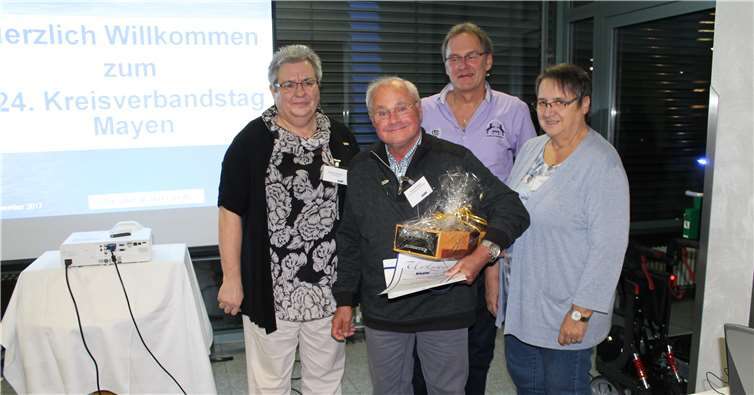 Klaus Skriboleit wurde von Marlies Hoffmann, Jürgen Stern und Irmgard Kicherer mit der Landesverdienstnadel in Gold ausgezeichnet.