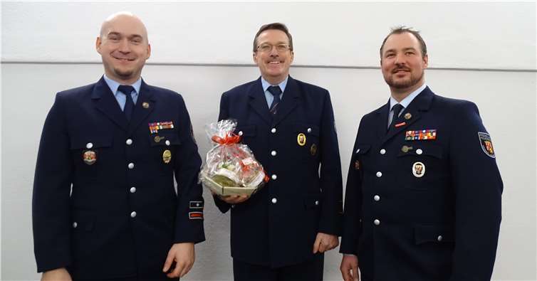 Klaus Stahl (Bildmitte) zusammen mit Wehrführer Michael Pleitgen (links) und Stv. Wehrführer Adrian Eiser rechts). Copyright: Feuerwehr Krümmel-Sessenhausen