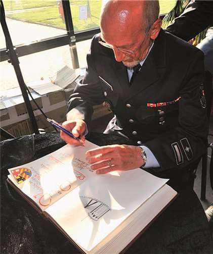 Klaus Steffes-Lai wurde die Ehre zu teil, sich ins Goldene Buch der Stadt Neuwied eintragen zu dürfen.