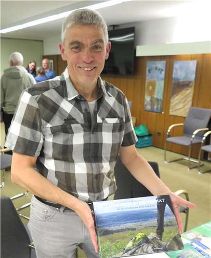 Klaus Strack hatte zur Vernissage sein Buch und seine Tour-Karten mitgebracht. Foto: Gemeinde Wachtberg/mm