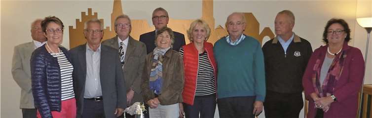 Klaus Tzschiesche (etwas verdeckt); Brigitte Donie (Versammlungsleiterin); Wolfgang Heller; Wilfried Mühlhausen; Landrat Sebastian Schuster (hintere Reihe); Sieglinde Hübsch-Barten (vorne); Jutta Brune; Dieter Haug; Hans Wichmann; Karin Palmert (v.l.n.r.).privat