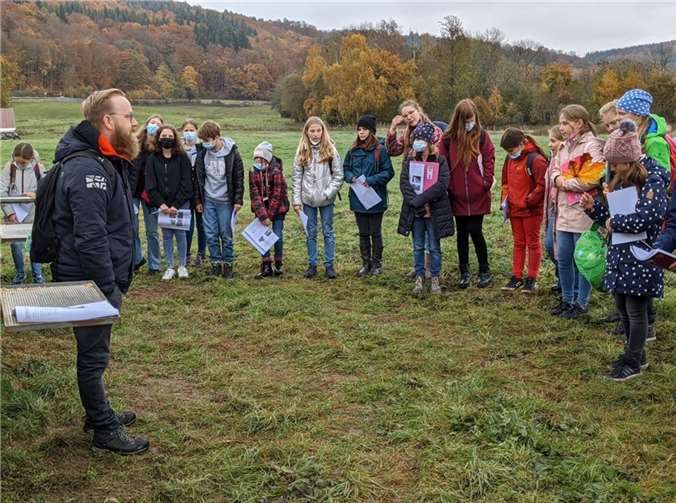 Klaus Ullenbruch bei der Führung. Fotos: Schönstätter Marienschule