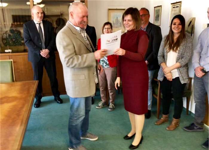 Klaus-Ulrich Feldmeier war sehr stolz darauf, nach bestandener Prüfung das Zertifikat aus den Händen der JJVB Präsidenten zu empfangen. privat