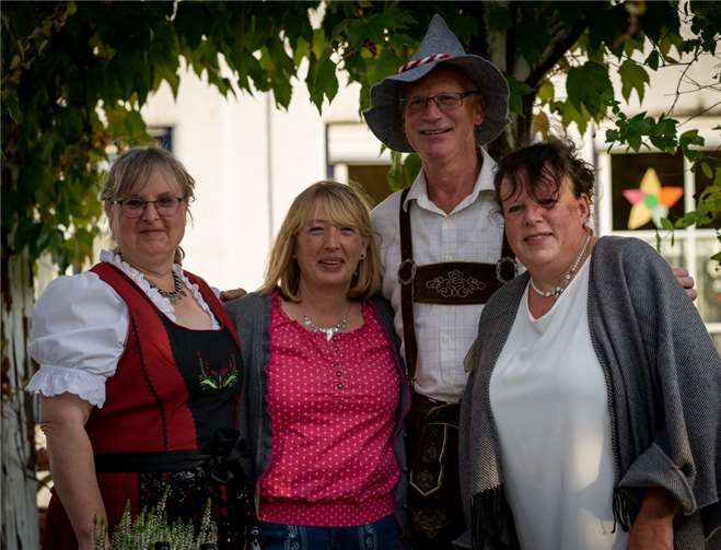 Klaus Vitten (2.v.r.) gratuliert als Einrichtungsleiter der Villa Romantica ganz herzlich Ute Schweibrich und Nicole Schmitt (v.l.) sowie Anke Klein (1.v.r.), die bereits seit 20 Jahren für die Villa Romantica mit viel Herz tätig sind.Foto: Seniorenzentrum Villa Romantica GmbH