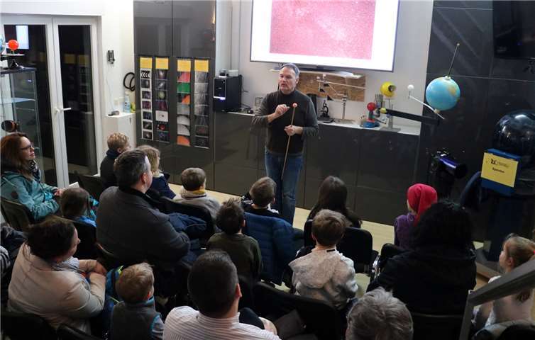 Klaus Völkel, Leiter der Sternwarte Sessenbach beantwortete die interessierten Nachfragen anschaulich. Foto: privat