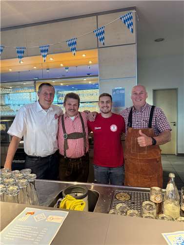 Klaus Wächter, Stephan Ohlig, Etienne Faure und Fred Pretz konnten an jenem Oktoberfestabend in der Frühschicht viele durstige Kehlen mit den ersten kühlen Getränken versorgen.  Foto: privat