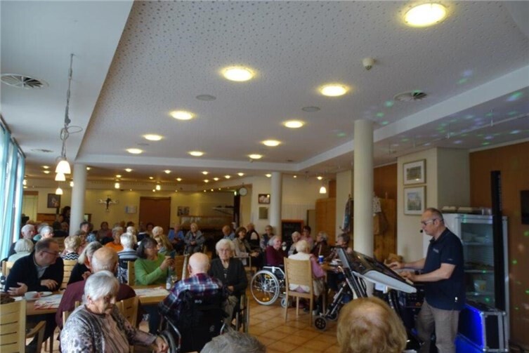 Klaus Weber animierte Bewohnerinnen und Angehörige im Café am Obertor mit aktuellen Titeln und beliebten Schlagern zum Mitsingen und –tanzen.