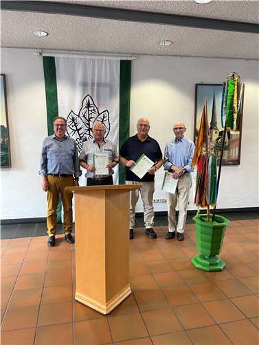 „Klaus Werner Juchem (l.) ehrte (v.l.n.r.) Manfred Schmitz, Ulrich Hesse und Werner F. Fuhrmann“. Foto: privat