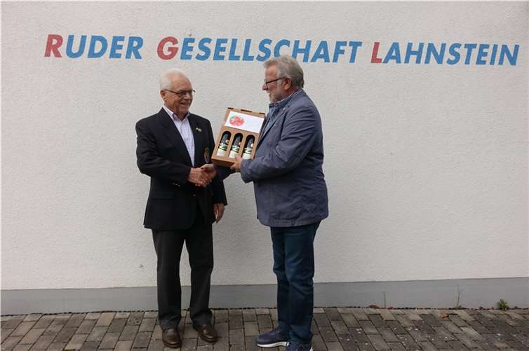 Klaus Westenberger dankt Manfred Heimbach für die vielen gemeinsamen Jahre an der Spitze des Vereins.Foto: privat