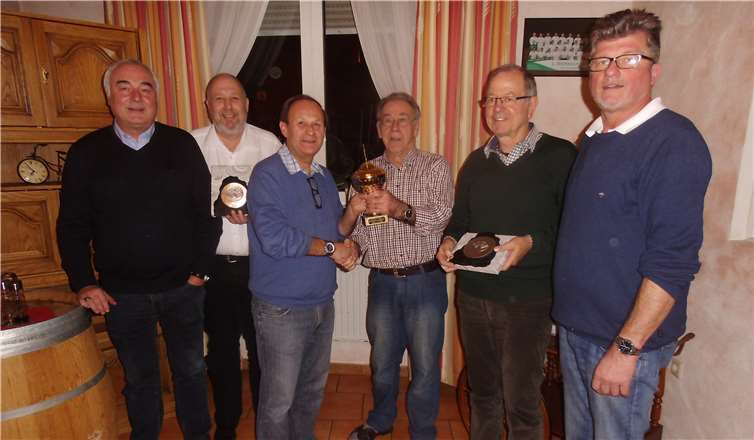 Klaus Winkelbach erhielt für seinen ersten Platz den begehrten Wanderpokal.privat