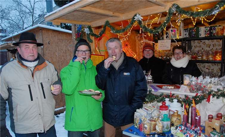 Klaus Wirth, Norbert Lohse und Uwe Engel (von links)vom Arbeitskreis Ortsbild/Ortsstruktur freuten sich auch in diesemJahr wieder über den Plätzchenstand von Birgit Flammersfeld undMichaela Baulig. Hier wurden 25 verschiedene Weihnachtsgebäckeangeboten, mehr als die Hälfte davon ganz neue Kreationen. ER