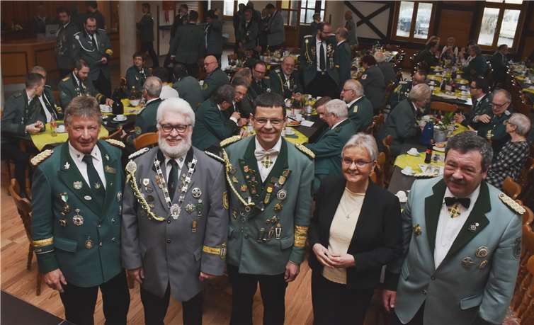 Klaus Wittlich Mitte und Schwester Edith Maria mit Vertretern der Bruderschaften aus dem Bezirk Wied. Fotos: HEP