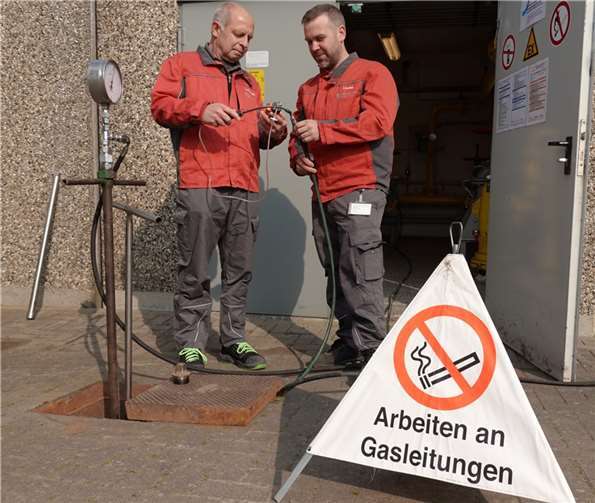 Klaus Zimmermann (links) und Alexander Kaufung stellten über die Messung des Methangehalts fest, wann das H-Gas an der Übernahmestation Roniger Hof ankam.  Foto: Marcelo Peerenboom/evm