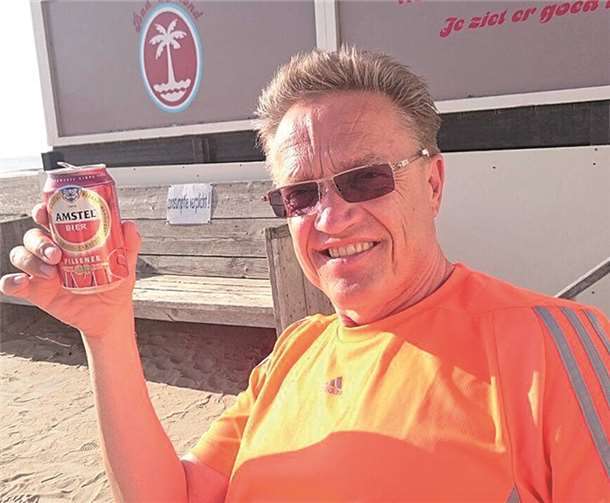 Klaus mit verdientem Siegerbier am Strand von Holland.