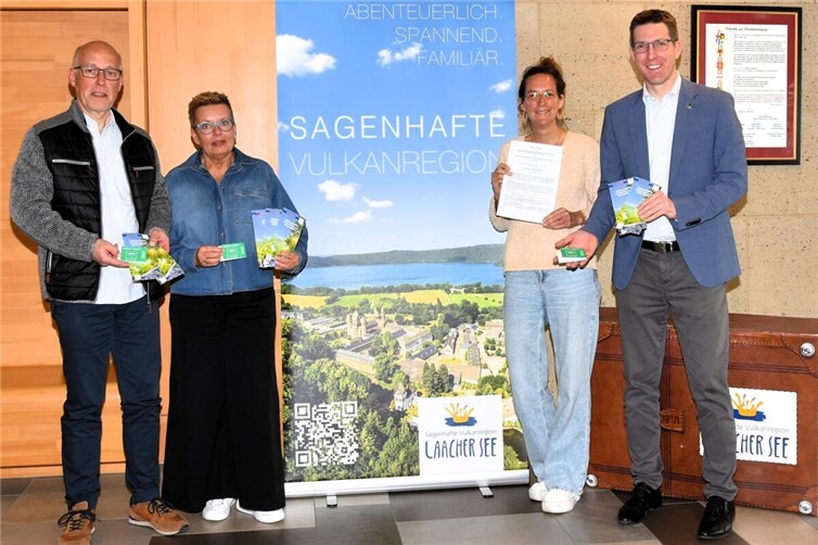 Klaus und Susanne Schwarz erhalten von Sarah Schote und Sebastian Busch die VRK- Gästetickets und den ersten Gästeticket-Vertrag in der Verbandsgemeinde Pellenz 