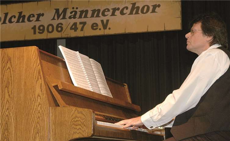 Klavierpianist Harald Meyer als Solist mit Unterhaltungsmusik und Chorbegleitung.