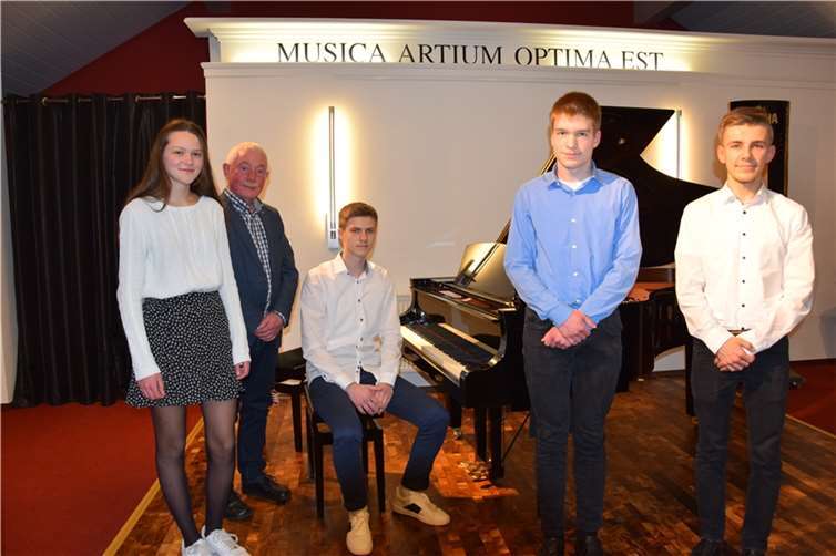 Klavierschüler von Wolfram Strehle präsentierten versierte Klavierkunst. Foto: U. Buchmann