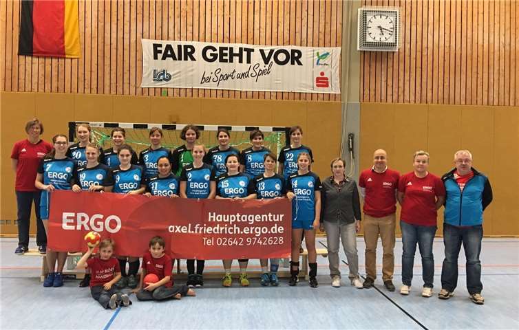 Kleider machen Leute: die HSG-Damen in den neuen Trikots mit Sponsor Jens Axel Friedrich von der ERGO-Hauptagentur in Remagen und Vertretern der Vereine.J. Schröder