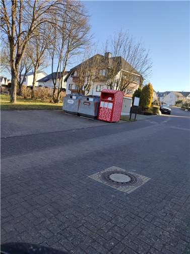 Kleidercontainer in Dieblich-Berg, Ringstraße. Fotos: privat