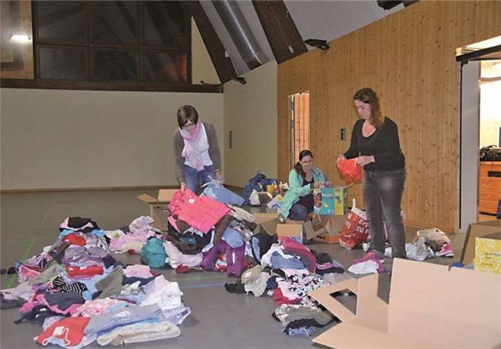 „Kleiderspende-Sortieren“: Beim Herbstbasar „Passt, sitzt und hat Spiel“ spendeten die Anbieter einen großen Posten an gut erhaltener Kinderbekleidung und Schuhen, die jetzt verpackt und an die Johanniter Unfallhilfe e. V. übergeben wurden.WER