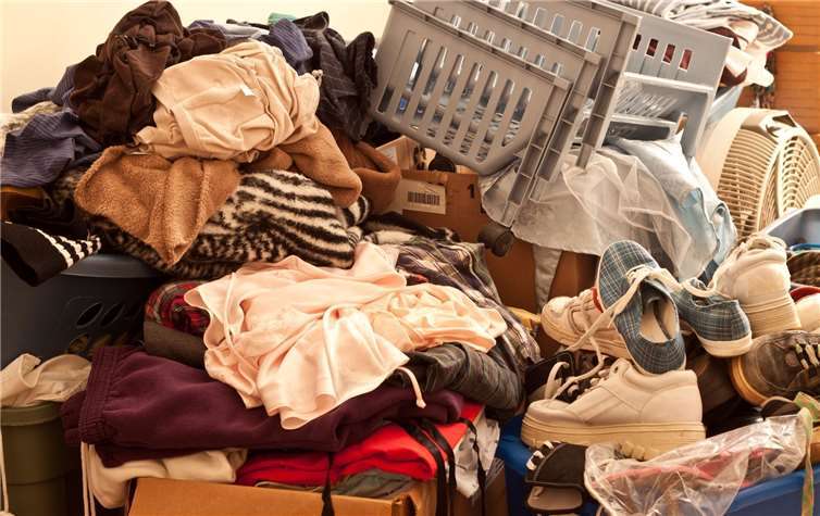 Kleidung, Schuhe und vollgepackte Kisten - Betroffene schätzen Wert und Nutzen verschiedener Gegenstände völlig falsch ein. markcarper - Fotolia