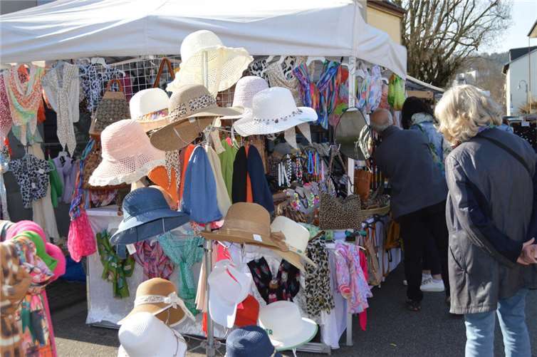 Kleidung und Kopfbedeckungen wurden ebenfalls angeboten.