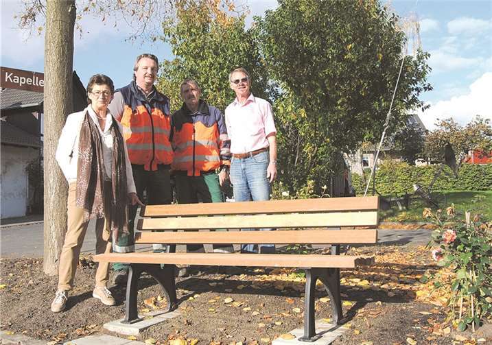 Klein Villiper Dorfplatz neu gestaltet - das freut Renate Offergeld (li.) und Dr. Hans Böhm (re.), dabei geholfen haben Andreas Stendebach und Peter Claßen vom Baubetriebshof der Gemeinde Wachtberg.  Hans Gautsch