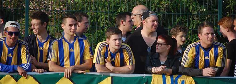 Klein, aber fein: der Fanblock der SpVgg Burgbrohl. SK