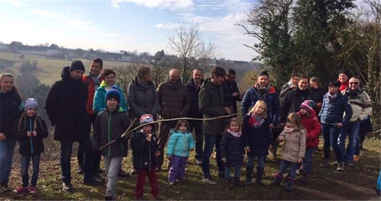 Klein und Groß bei Sonne und blauem Himmel auf Wandertour…Privat