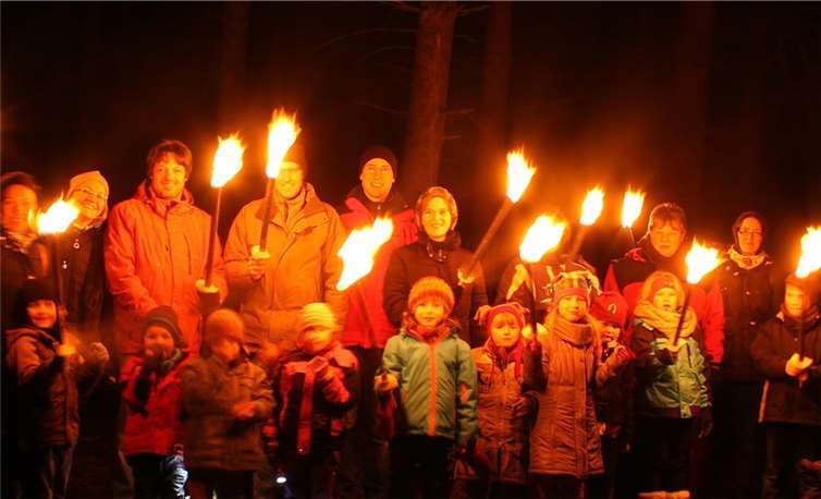 Klein und Groß erleben den Wald im Schein des Feuers.privat