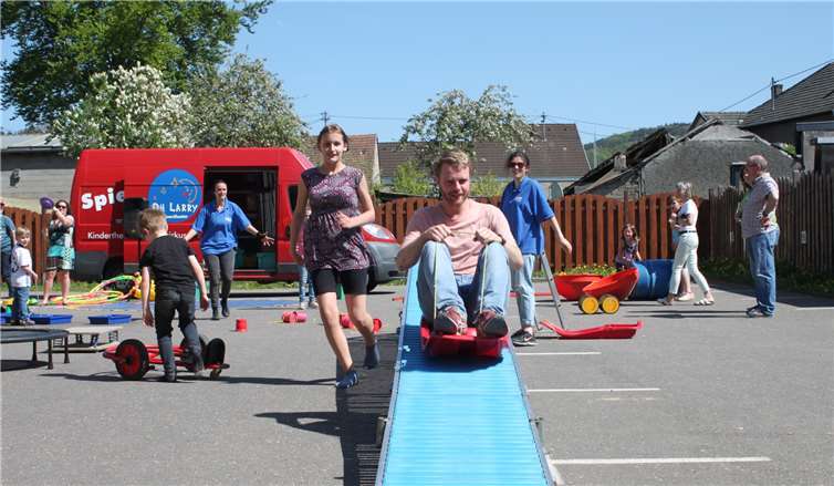 Klein und Groß hatte Spaß auf der Rollenrutsche. privat