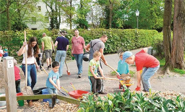 Klein und Groß waren beim Frühjahrsputz mit Spaß und Eifer bei der Sache.Privat