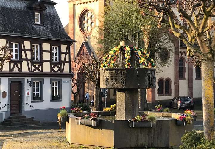 Kleine Akzente erfreuen das Auge: Österlicher Brunnenschmuck des Heimatvereins. Foto: privat