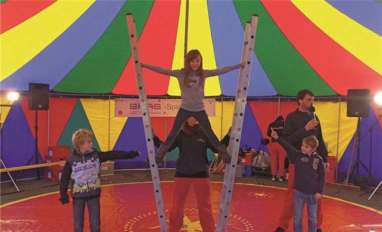Kleine Artisten ganz groß - beim Spielezirkus auf dem Oktobermarkt machte jeder gerne mit. STUKO