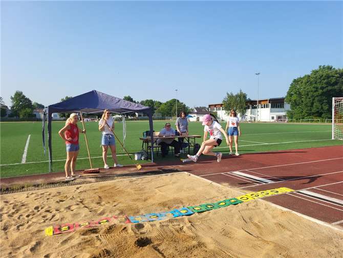 Kleine Athletinnen und Athleten ganz groß auf dem Sportplatz. Foto: Pater-Wald-Grundschule