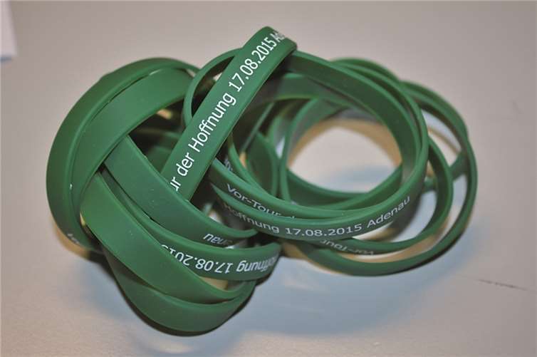 Kleine Bänder erhalten die Freundschaft - und dienen erwiesenermaßen dem guten Zweck. privat